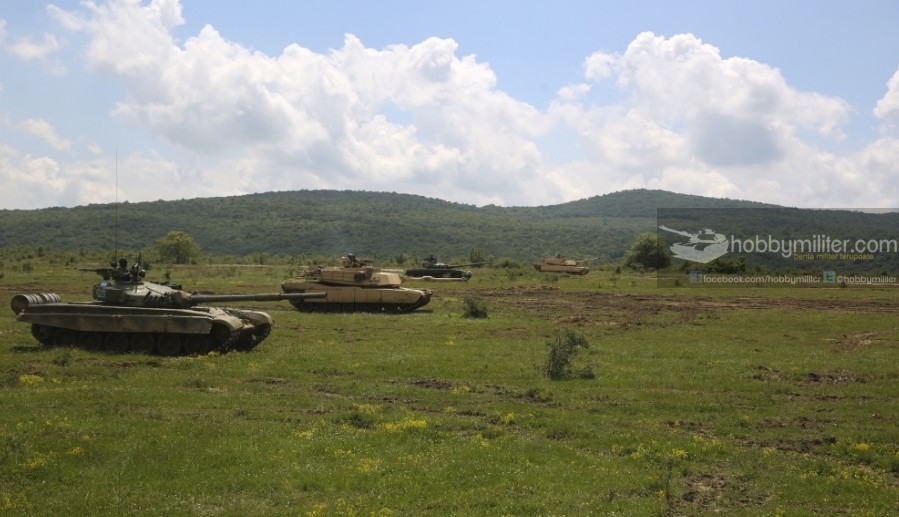 Kompi komposit M1A1 Abrams dan T-72 Bulgaria