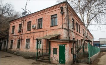 Bangunan ini menyembunyikan fasilitas raksasa dibawahnya.