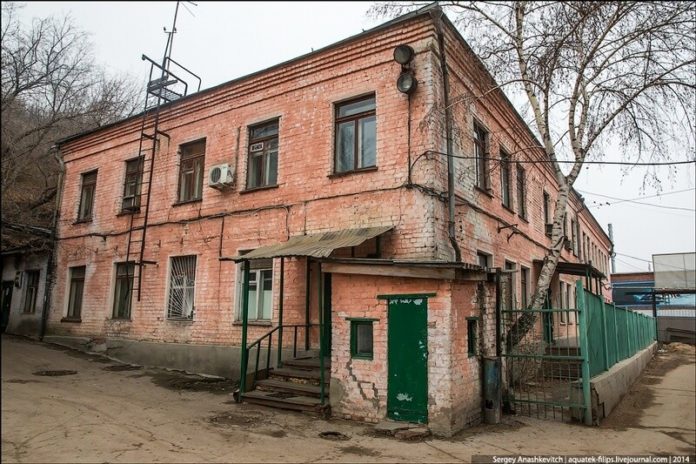 Bangunan ini menyembunyikan fasilitas raksasa dibawahnya. Bangunan ini menyembunyikan fasilitas raksasa dibawahnya.