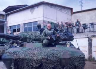 Kisah Perang Pasukan Rusia: Insiden di Bandara Pristina, 1999 Insiden di bandara pristina 1999. Pasukan Perancis dan persenjataannya.