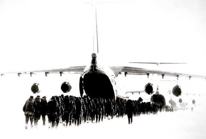 Prajurit VDV memasuki Il-76 untuk suatu operasi. Prajurit VDV memasuki Il-76 untuk suatu operasi.