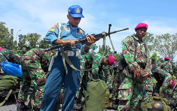 130 prajurit Korps Marinir TNI AL yang selesai melaksanakan penugasan menjaga kedaulatan NKRI di pulau Sebatik menjalani pemeriksaan senjata oleh provos marinir