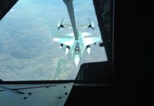 Foto Air to Air Refueling F-16C TNI AU F-16C TNI AU sedang melakukan refueling dengan tanker USAF.