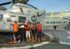 Kru KRI Dr Suharso Mencuci Helikopter Awak KRI SHS 990 mencuci helikopter. Kredit foto: Satria.