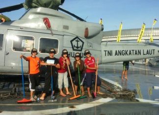 Awak KRI SHS 990 mencuci helikopter. Kredit foto: Satria.