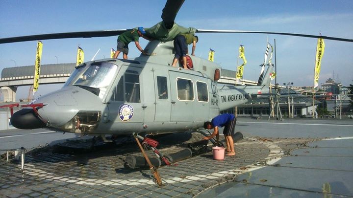 Awak KRI SHS 990 mencuci helikopter. Kredit foto: Satria.