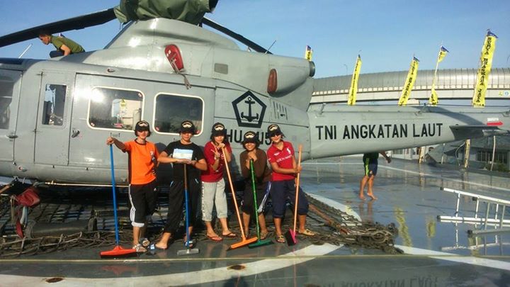 Awak KRI SHS 990 mencuci helikopter. Kredit foto: Satria.