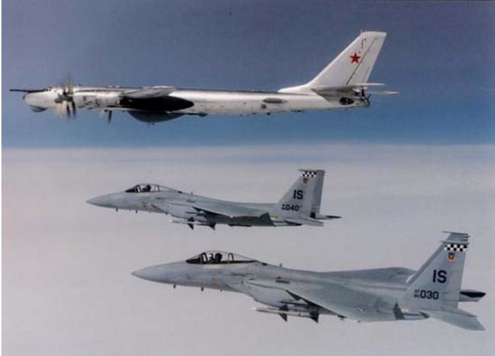 F-15 USAF dari pangkalan di Islandia mencegat patroli Bear
