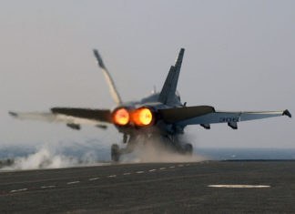 Afterburner membantu F/A-18 lepas landas pada landasan pendek di kapal induk.
