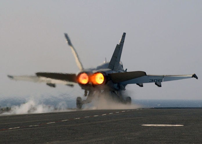 Afterburner membantu F/A-18 lepas landas pada landasan pendek di kapal induk. Afterburner membantu F/A-18 lepas landas pada landasan pendek di kapal induk.