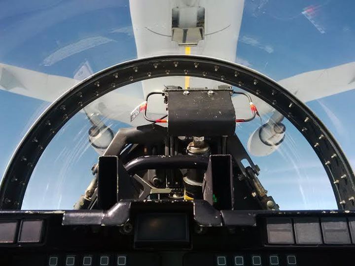 Tanker USAF sedang melakukan air refueling sebagaimana terlihat dari kursi belakang F-16D TNI-AU