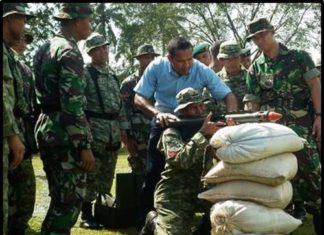 Latihan Menembak Senjata SLT Yonif Linud 305 Latihan Menembak Senjata SLT Yonif Linud 305.