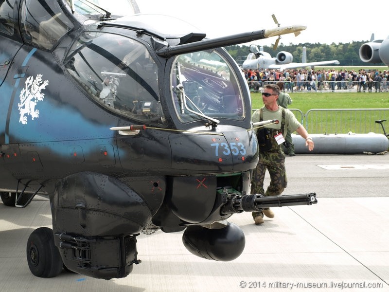 Mi-24 Hind alutsista buatan Rusia milik Angkatan Bersenjata Ceko dalam camo yang berbeda.
