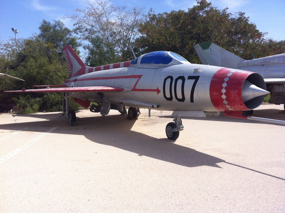 MiG-21 Fishbed yang digunakan Kapten Redfa