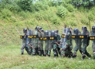 Latihan PHH Batalyon Komando 466 Paskhas Batalyon Komando 466 Paskhas menggelar Latihan PHH dalam rangka kesiapan pengamanan pasca Pemilu Presiden dan Wakil Presiden 2014