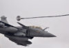 Sales Rafale untuk UAE: Presiden Perancis Dassault Rafale B sedang melakukan aerial refueling.