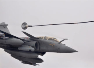 Sales Rafale untuk UAE: Presiden Perancis Dassault Rafale B sedang melakukan aerial refueling.