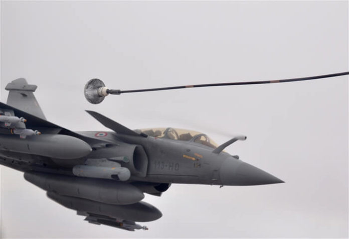 Dassault Rafale B sedang melakukan aerial refueling.