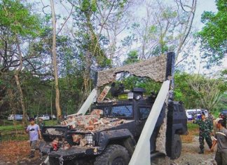 Komodo Pendobrak! oto uji coba kemampuan mendobrak rantis komodo buatan PT Pindad.