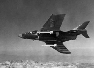 Sejarah Rudal AIM-9 Sidewinder Sebuah Grumman F9F-8 Cougar membawa sepasang rudal experimental XAAM-N-7 Sidewinder saat test flight di NOTS China Lake, California