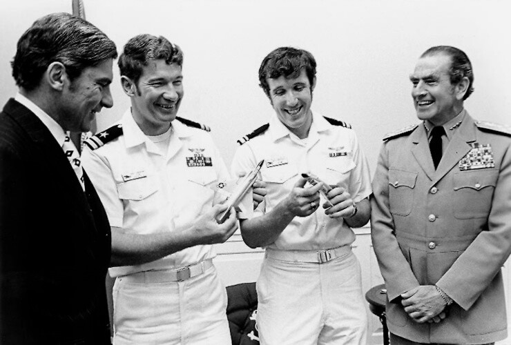 Letnan Randall H. Cunningham (kedua dari kiri) dan Letnan William P. Driscoll (ketiga dari kiri).