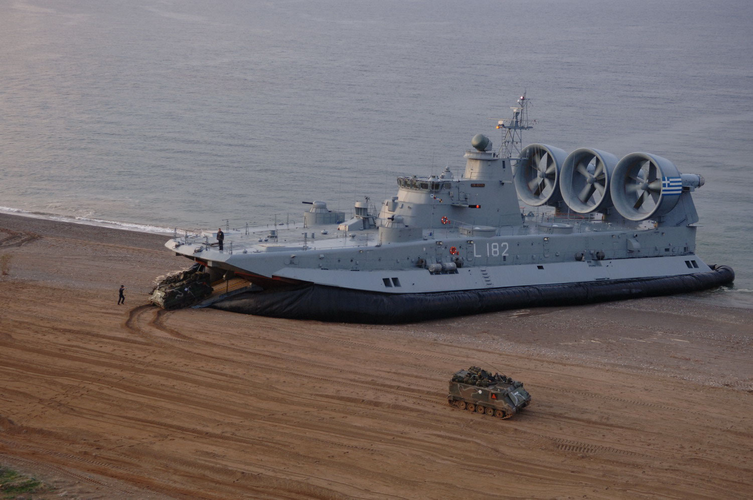Hovercraft Zubr Angkatan Laut Yunani mendaratkan M113.