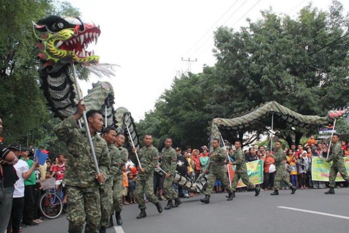 Atraksi Barongsai, Yongmodoo dan Reog Yonif 413 Kostrad. Atraksi Barongsai, Yongmodoo dan Reog Yonif 413 Kostrad.