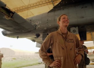 Foto Tertembaknya Penerbang Wanita A-10 Thunderbolt II oleh Rudal SAM Irak Captain Kim “Killer Chick” Campbell dan A-10 Thunderbolt II nya yang rusak parah.