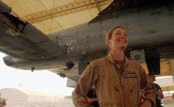 Captain Kim “Killer Chick” Campbell dan A-10 Thunderbolt II nya yang rusak parah.