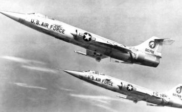 Sepasang F-104 Starfighter generasi awal dari 83rd Fighter-Interceptor Squadron, Hamilton AFB california, 1958.