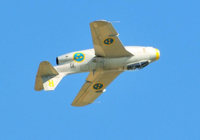 J29 Tunnan bermanuver aerobatik.