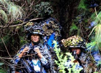 Kamuflase Marinir Tentara Pembebasan Rakyat Tiongkok Peleton PLAMC bersembunyi di balik pepohonan.