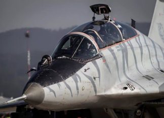 Periskop di MiG-29UB Periskop pada MiG-29 UB.