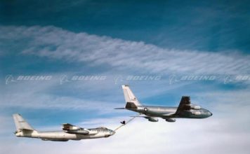 KC-135 sedang melakukan pengisian ulang bahan bakar ke bomber B-47
