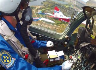 Pemandangan kokpit dari team aerobatik Rusia 1177