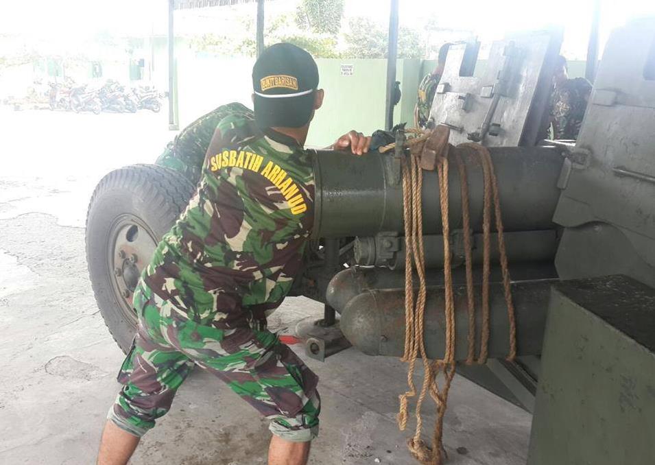 Bintara Pelatih memeriksa kondisi meriam