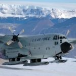 C-130 bisa dilengkapi dengan skiid untuk take off dan landing di es.