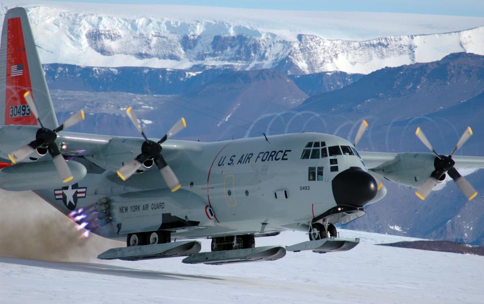 C-130 bisa dilengkapi dengan skiid untuk take off dan landing di es.