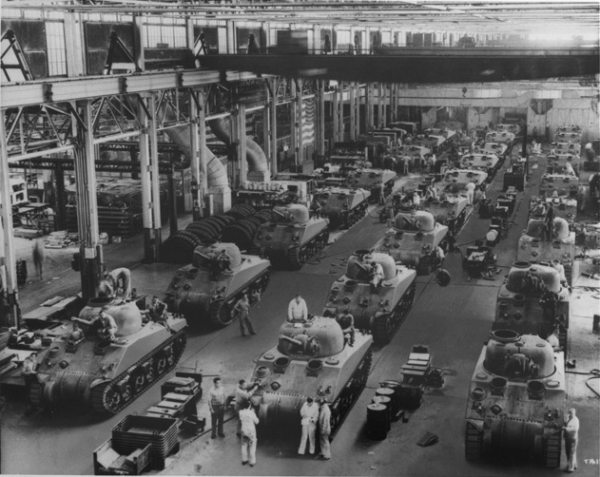 1940s: M4 Sherman sedang dibuat di Detroit Arsenal Tank Plant, Warren, Michigan, United States.