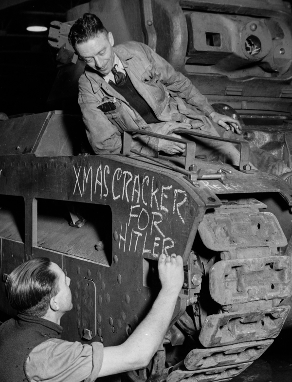 22 Des. 1941, Seorang pekerja Pabrik Inggris menuliskan sebuah pesan natal