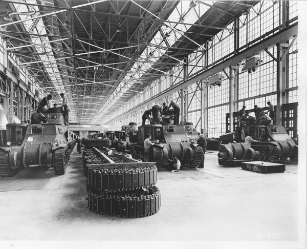 1940-1942: Para pekerja sedang mengerjakan tank M3 di Detroit Arsenal Tank Plant, Warren, Michigan, United States