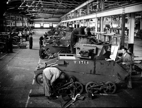 Aug. 18, 1940: Tank-tank Inggris sedang dalam assembly line. Beberapa sedang dalam perbaikan menyusul evakuasi Dunkirk.