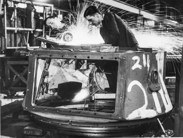 29 Des. 1941, Para pekerja pabrik kementrian perbekalan dalam proses pembuatan turret untuk tank Matilda