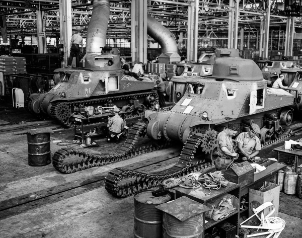1940-42: Para pekerja sedang memasang tracks pada tank M3 di Detroit Arsenal Tank Plant, Warren, Michigan, United States