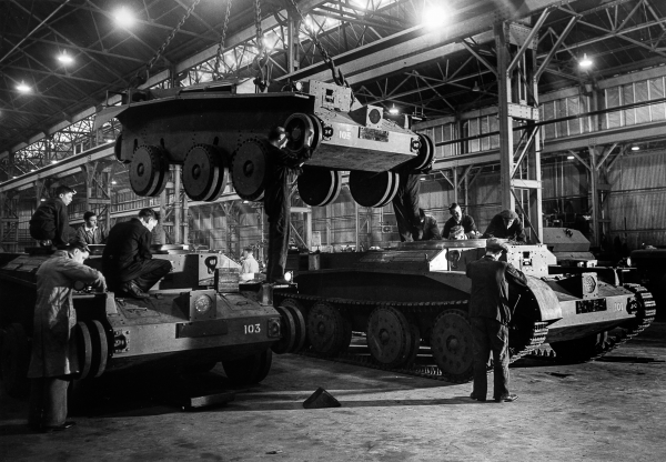 1942: Para pekerja pabrik di inggris sedang merakit tank Cruiser