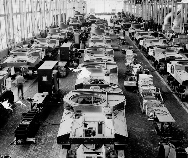 11 Apr. 1942, Sebuah Pabrik perakitan automobile Chrysler di Detroit, disulap untuk memproduksi tank