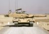 MBT Leopard 2 dalam camo gurun.