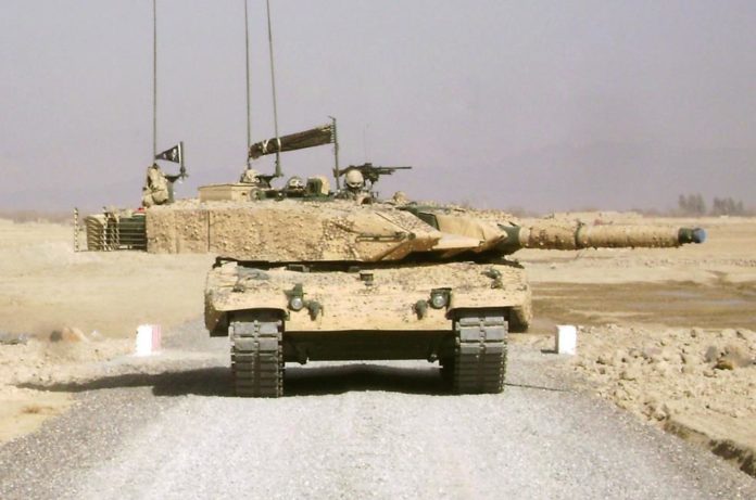 MBT Leopard 2 dalam camo gurun MBT Leopard 2 dalam camo gurun.