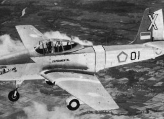 Nurtanio sedang menerbangkan N200 Sikumbang