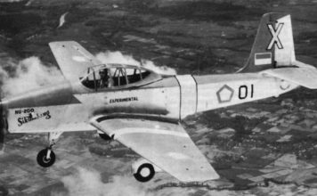 Nurtanio sedang menerbangkan N200 Sikumbang